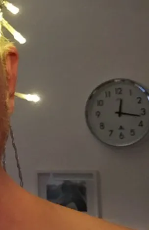 In the background there’s a clock that points at 17 past twelve.