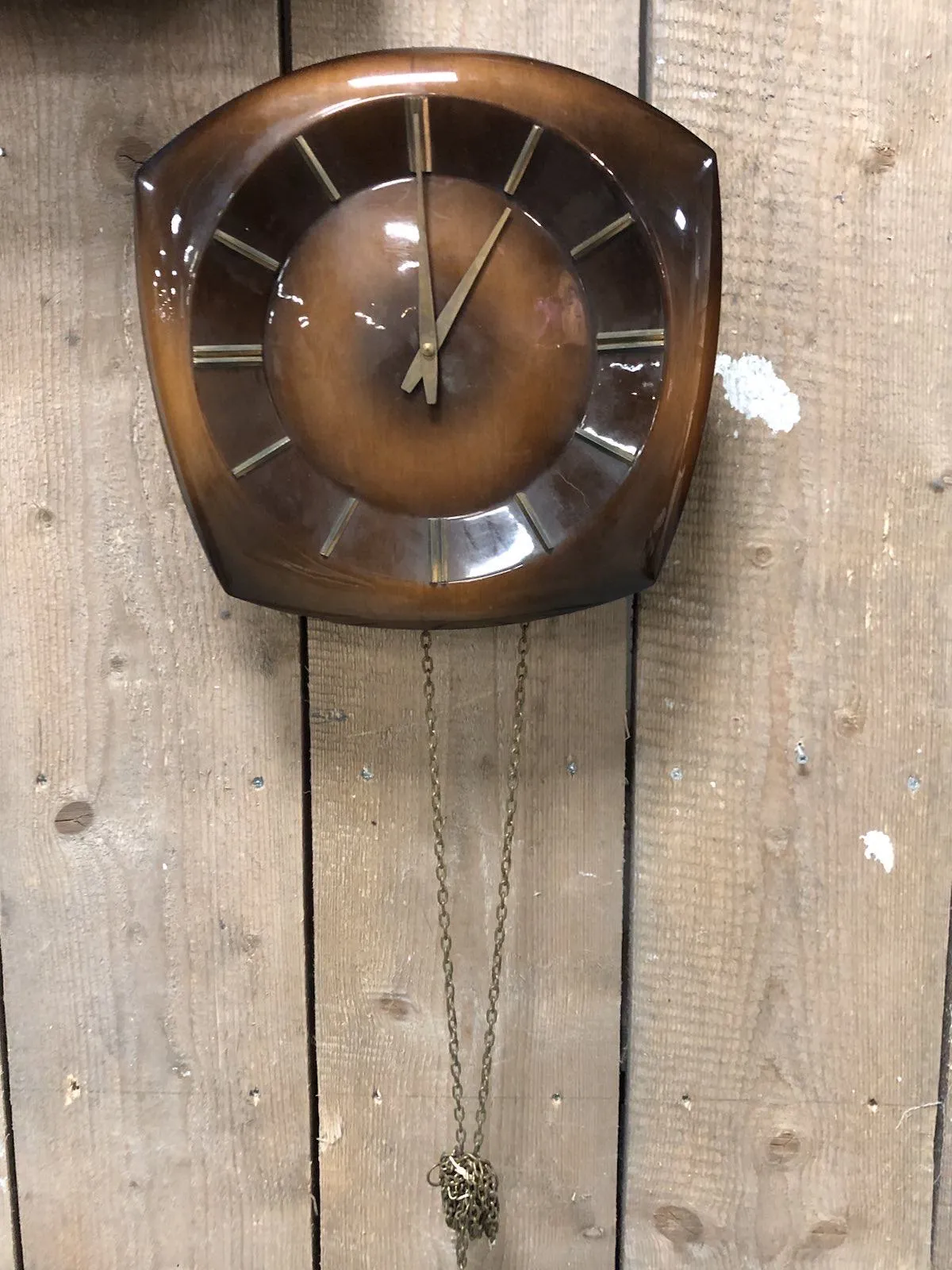 According to this brown ceramic clock it is exactly one o’clock.