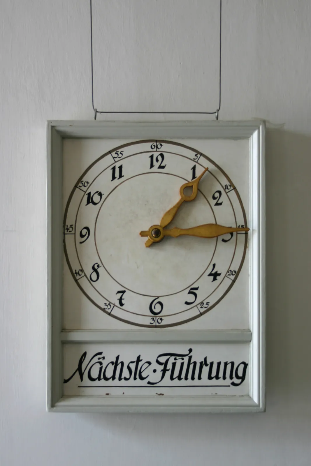 According to this clock the Nachste Führung is at a quarter past one.