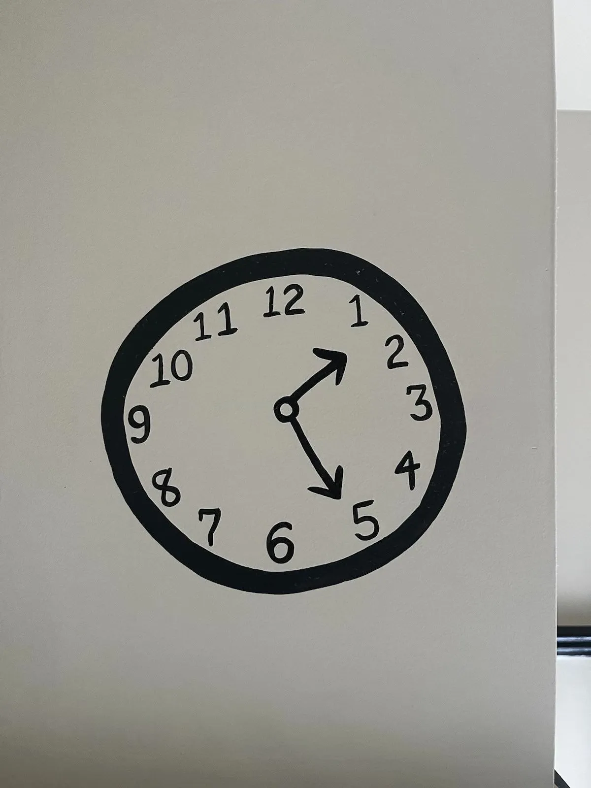 A drawing of a clock that points at approximately 26 past one.