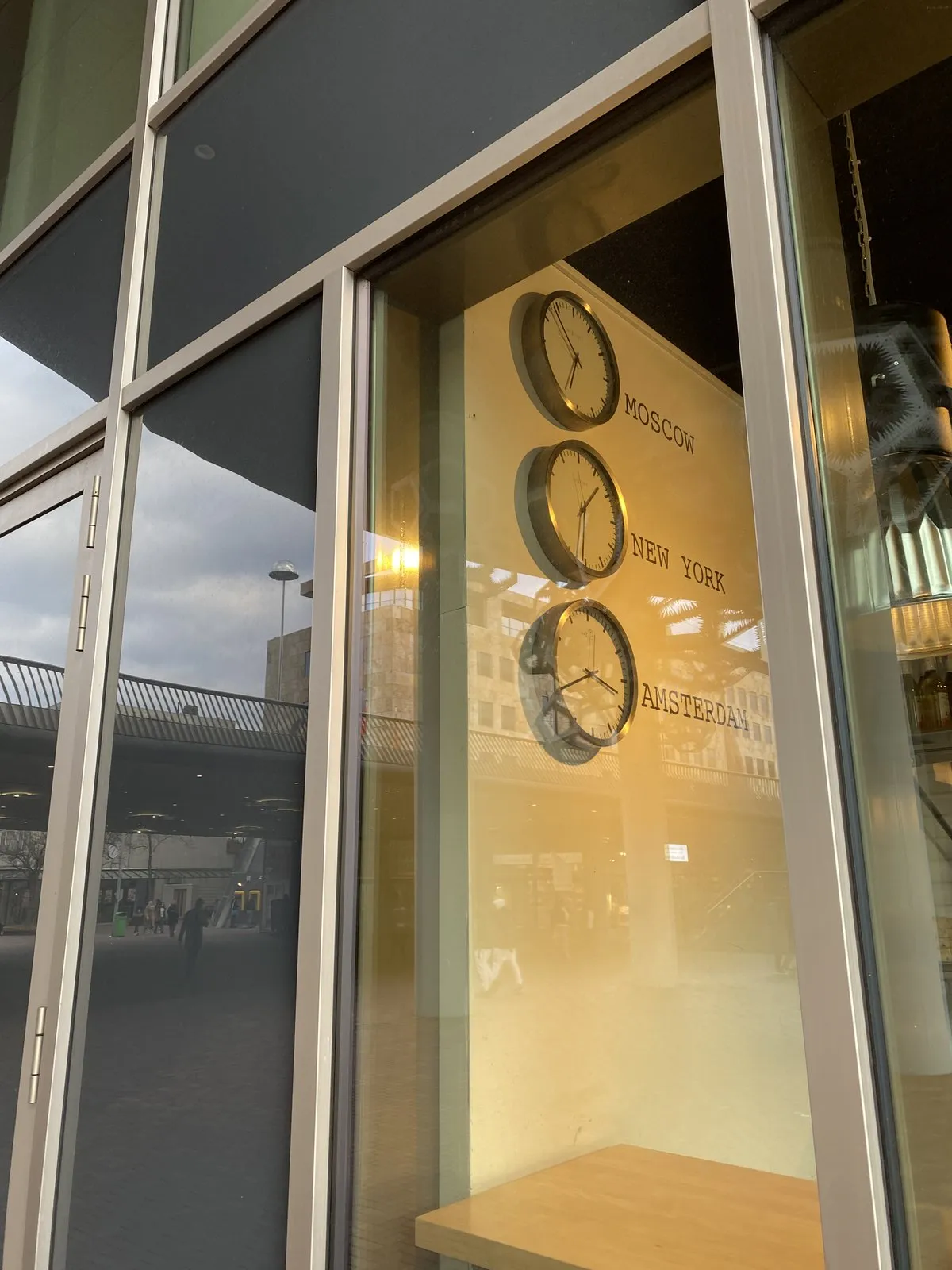 These three clocks pretend that they show the time in three different cities. If they did, their minute arms would all point in the same direction. Only one of them shows the right time, and at this moment that’s the New York clock that points at 31 past 1.
