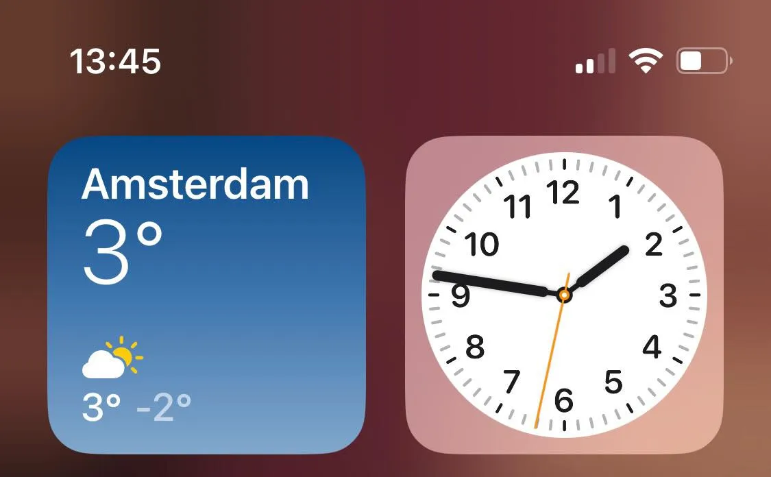 A screenshot of the screen of a mobile device. There are two different clocks here. The hands of analogue clock point at forteen minutes to two, but the system time, in the top left corner, says it’s 13:45