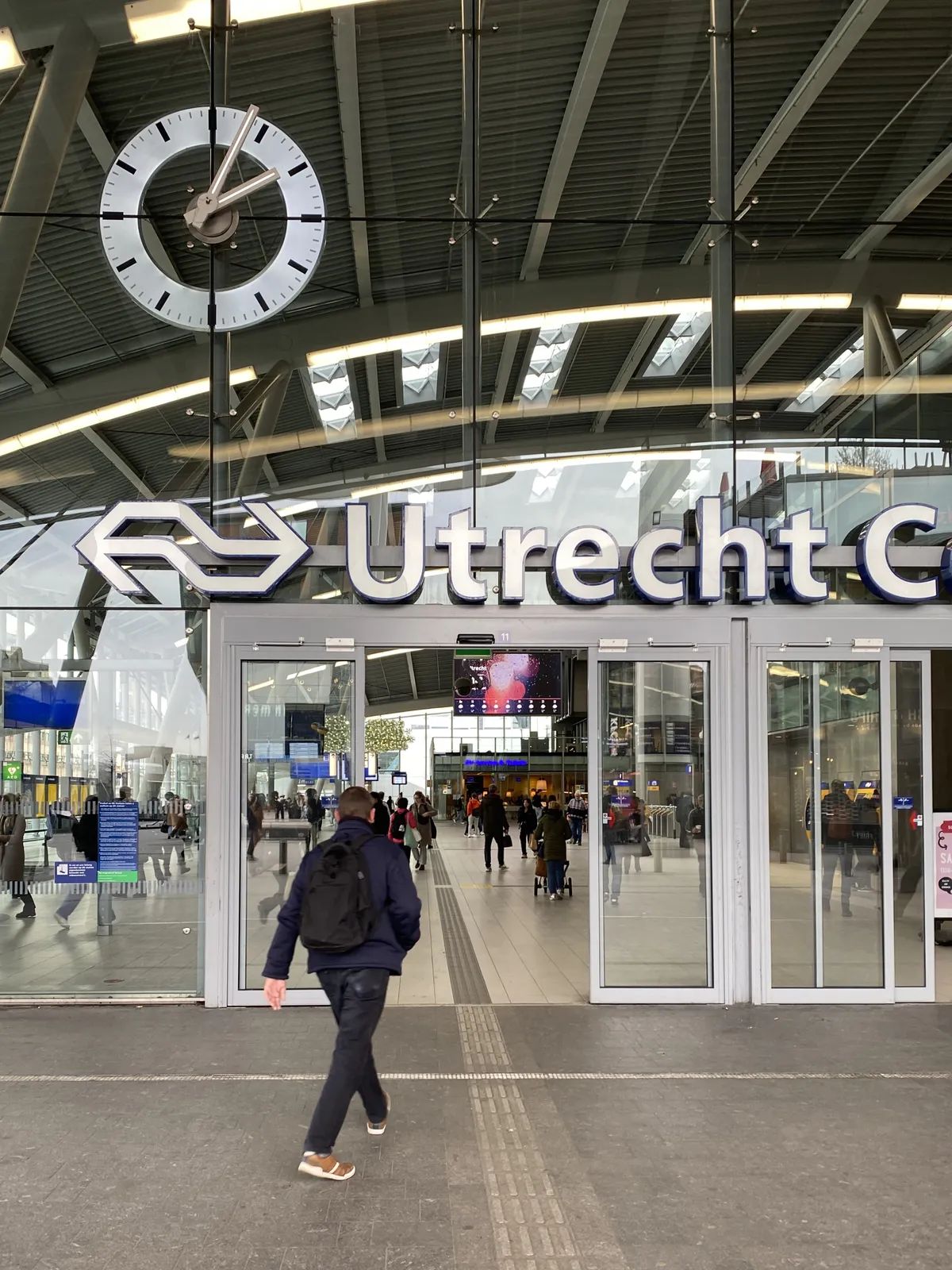 According to this enormous clock at Utrecht Central station it is 3 minutes past 2.