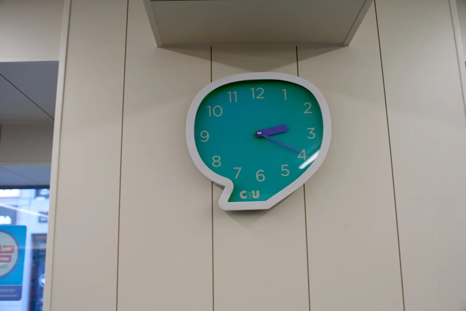 A light blue clock in the shape of a speaking bubble. It points at 19 minutes past 2.
