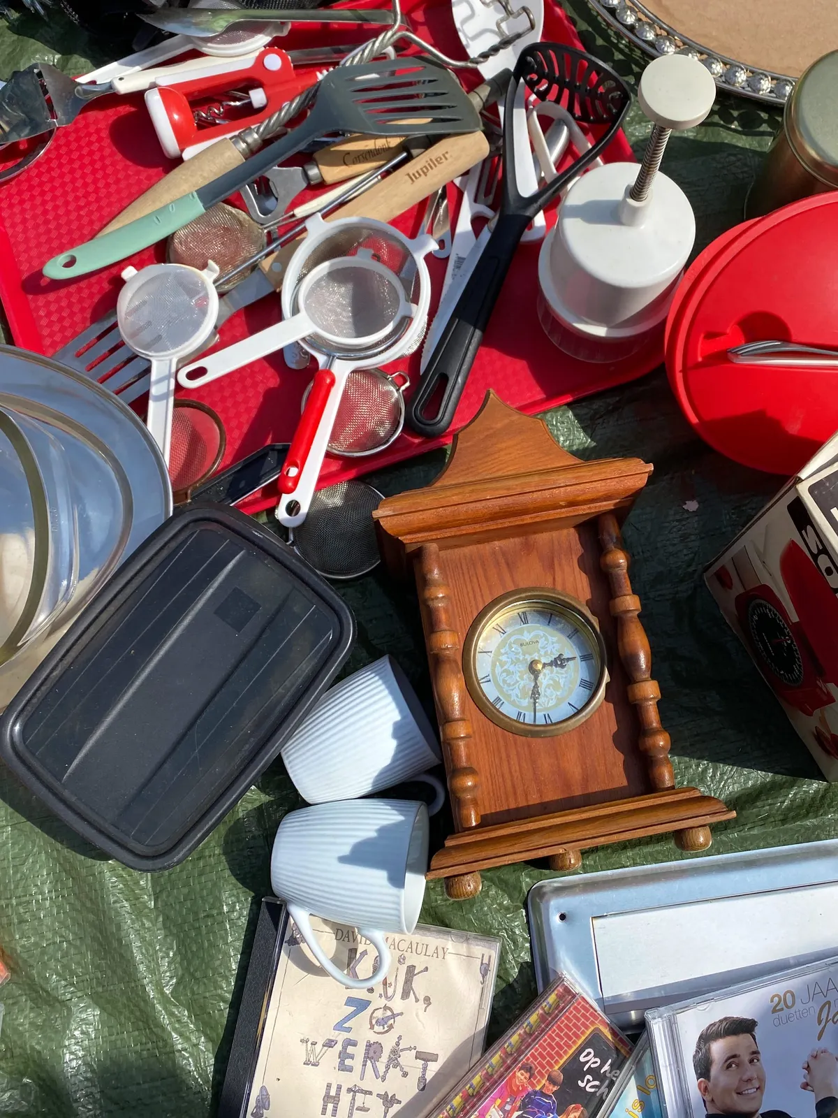 Lots of stuff for sale on a flea market. Among the stuff there’s a clock which points at 32 past 2.