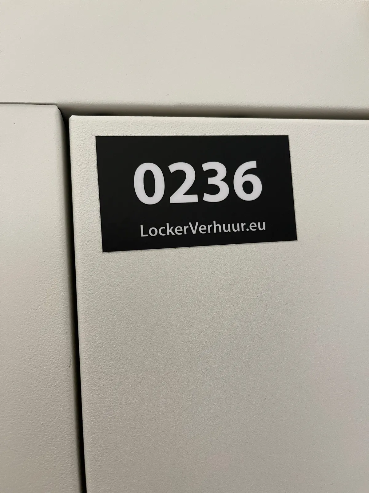 On a plate from lockerverhuur.eu it says 0236.