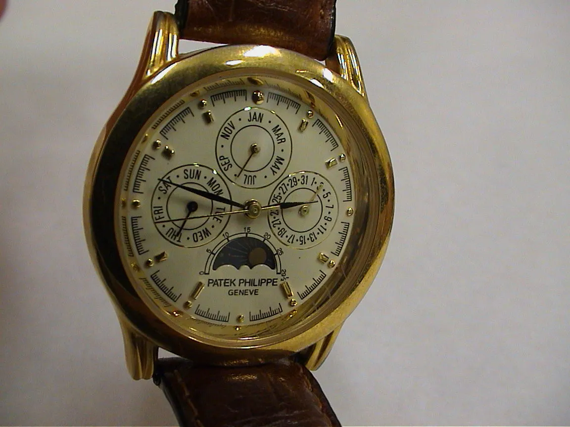 Quite a few dials on this watch. The one that’s telling the time says it is 13 minutes to 3.