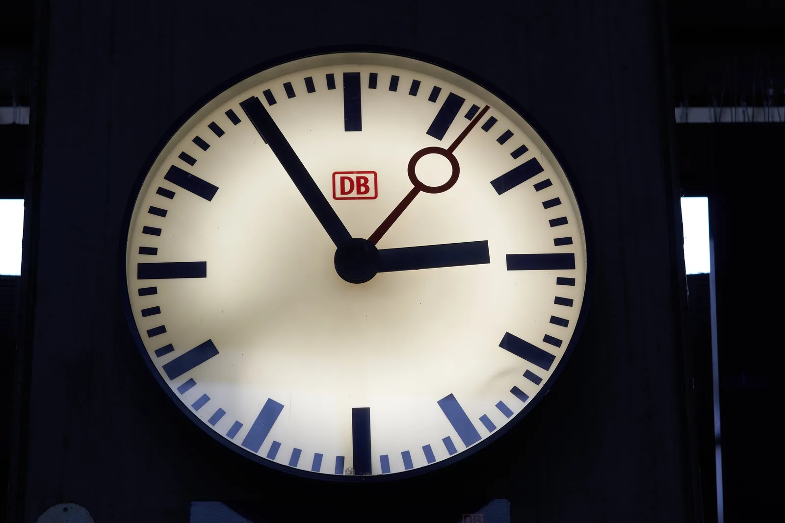 According to this Deutsche Bahn clock it is 5 minutes to 3.