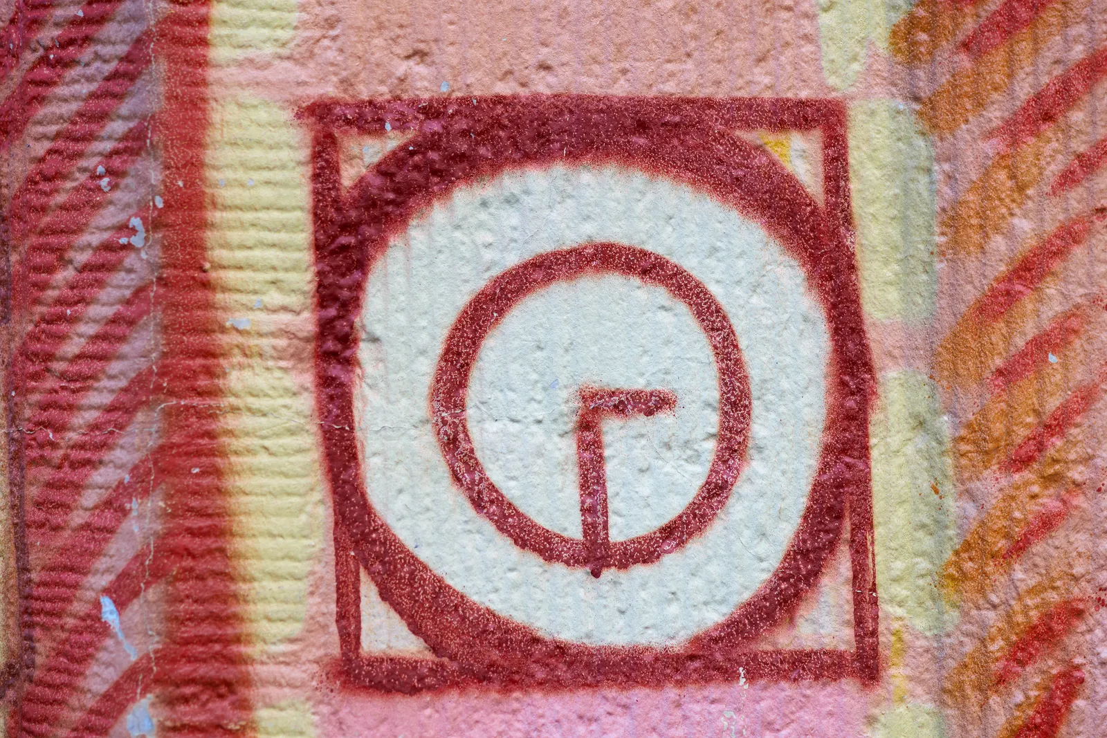 In this detail of a wall painting there’s a clock that points at half past three.