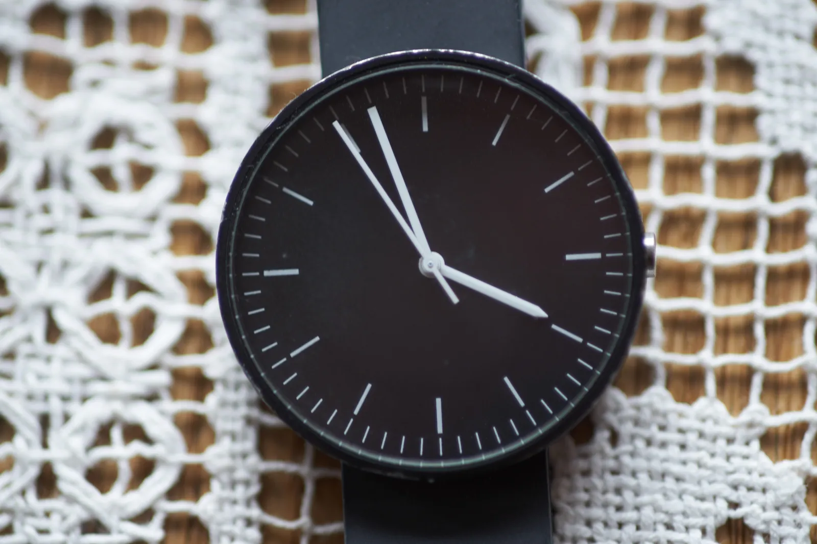 This watch points at 3 minutes to 4.