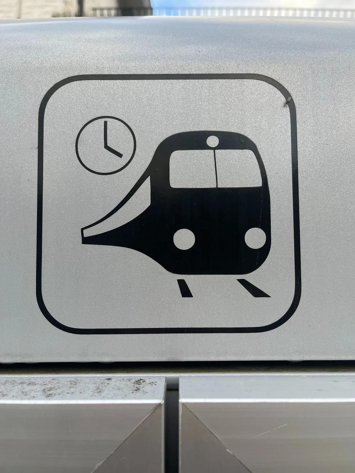 An icon with a train and a clock. The clock points at four o’clock.