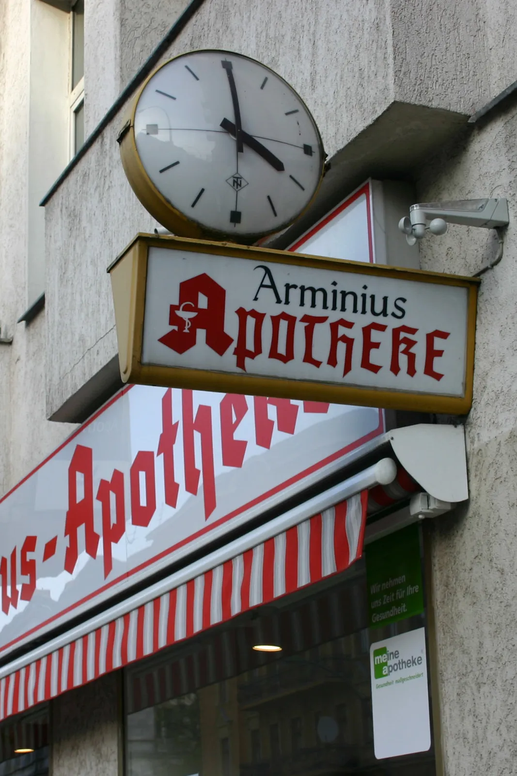 A clock outside the Arminius Apotheke in Berlin. It point at four o’clock.