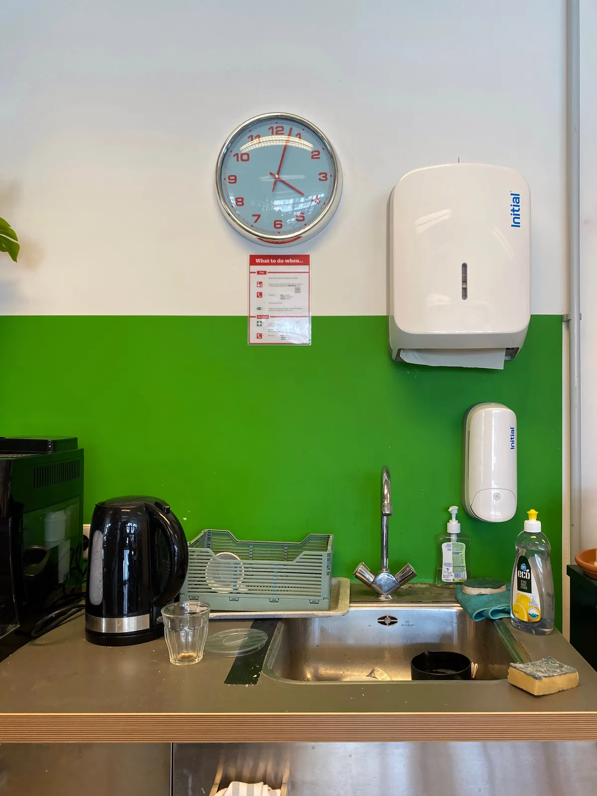 In a little colourful kitchen there’s a clock which points at 3 minutes past 4.