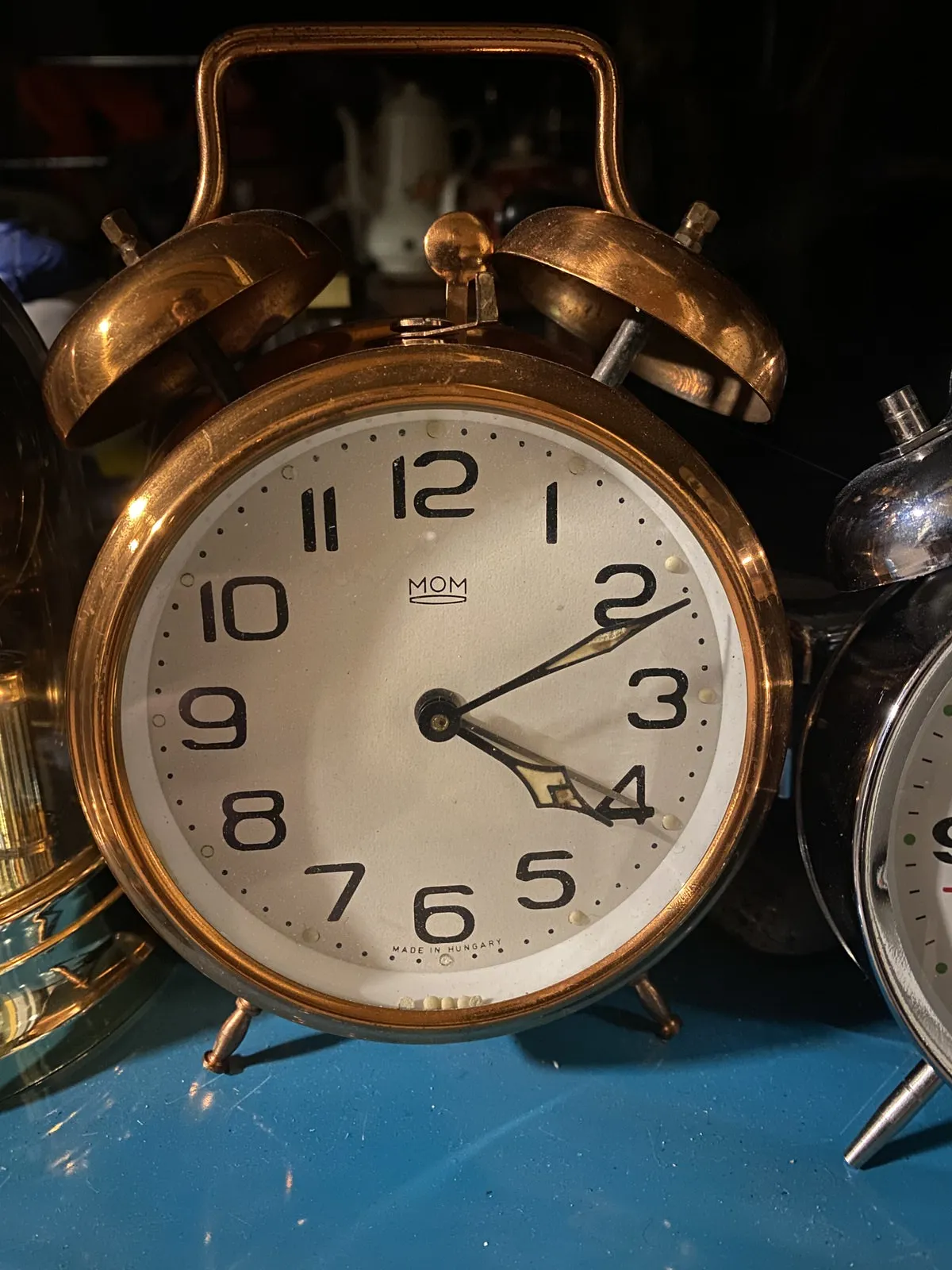 According to this old alarm clock, with the brand name Mom, it is 11 past 4.