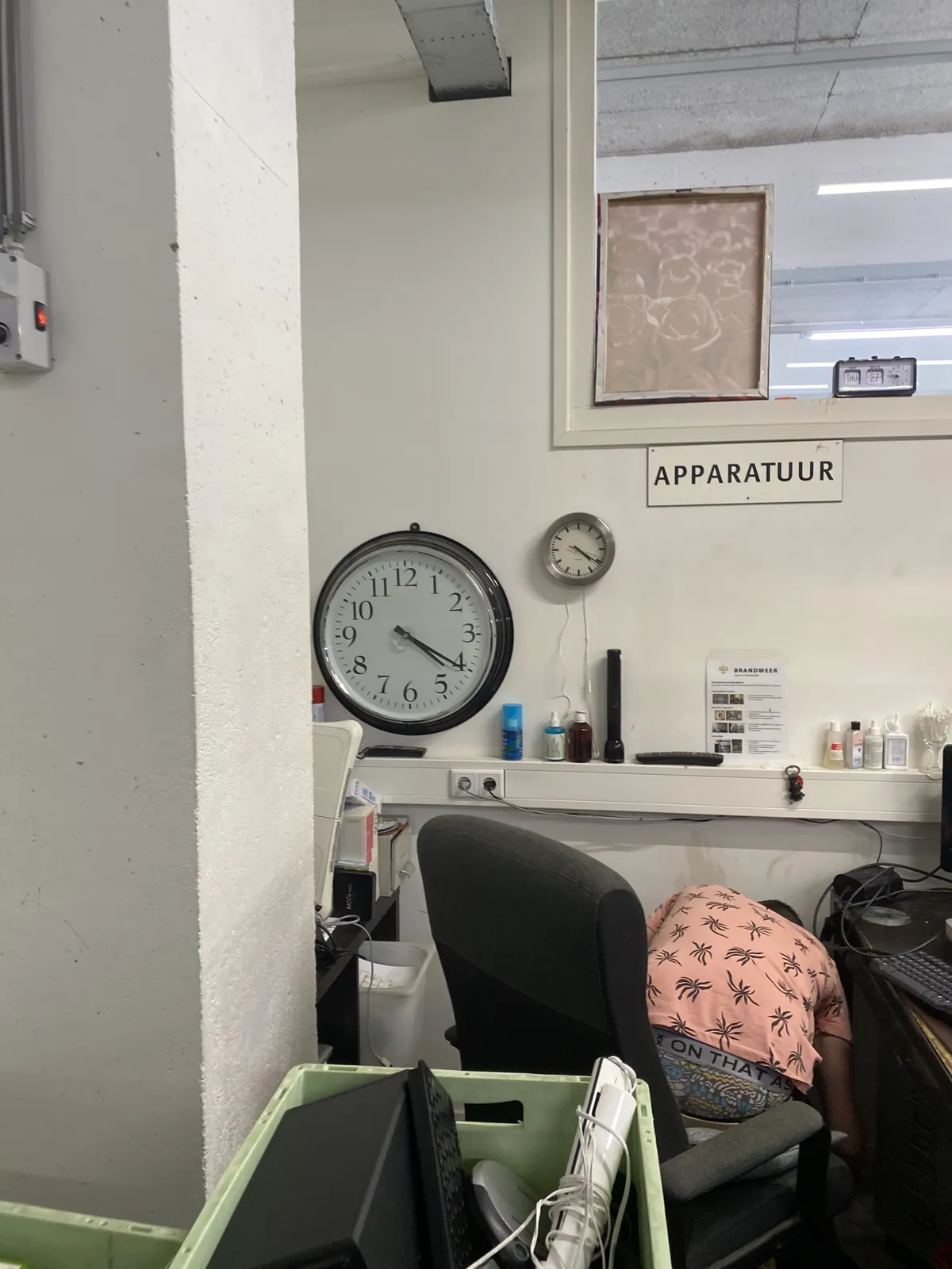It’s a bit of a mess in this picture. There are three clocks in this mess. The biggest one points at 20 past four.