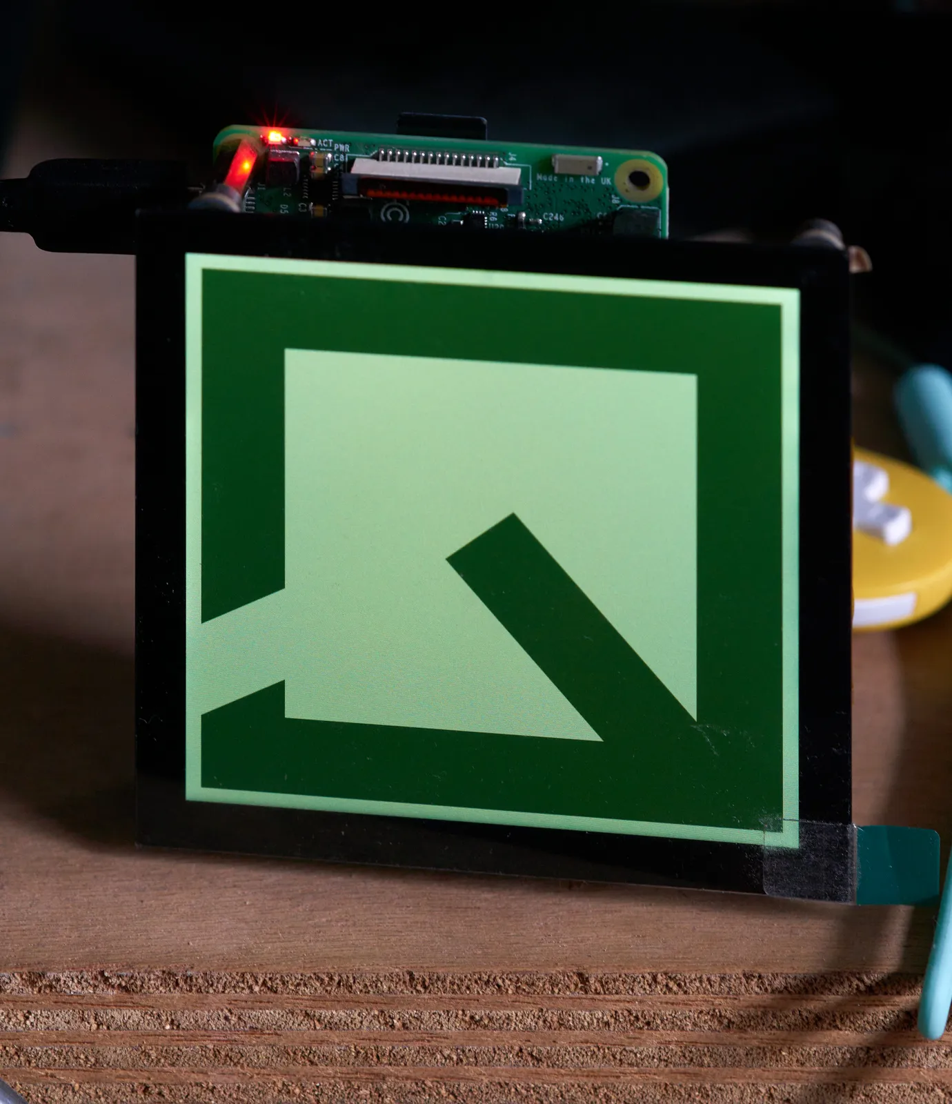 A screen is attached to a small computer. On it is a geometrical shape. It doesn’t look like a clock, but it is a clock. Once you’ve figured out how it works you can see that it points at approximately 39 past four. 