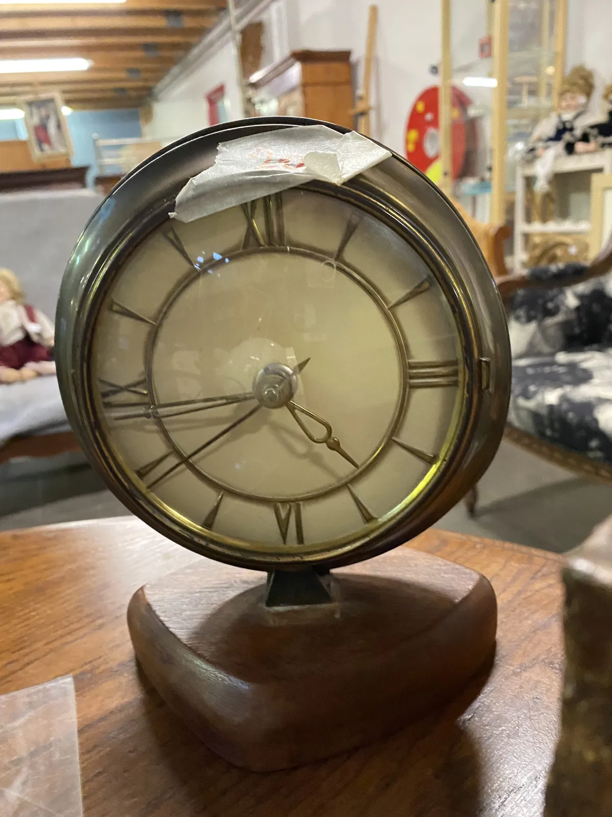 An old table clock. It points at 16 minutes to 5.