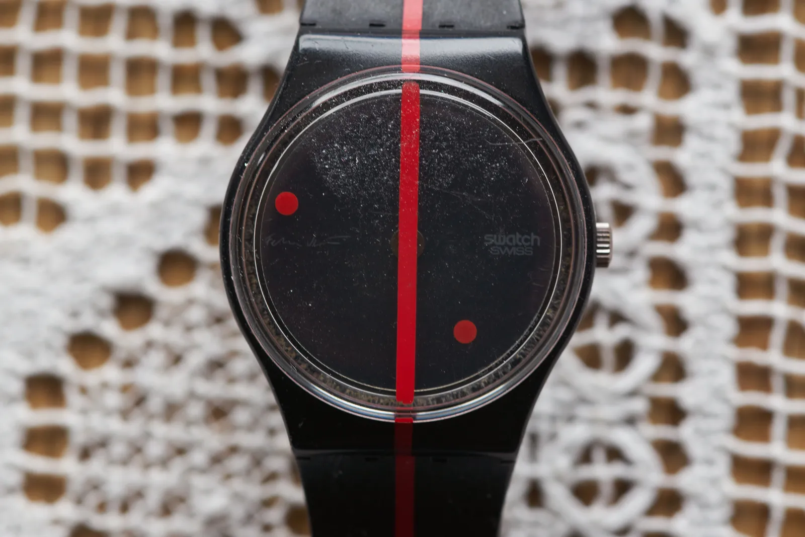 Once you’ve figured out how this works you can see that this design watch, with dots instead of hands, points at 14 minutes to five.