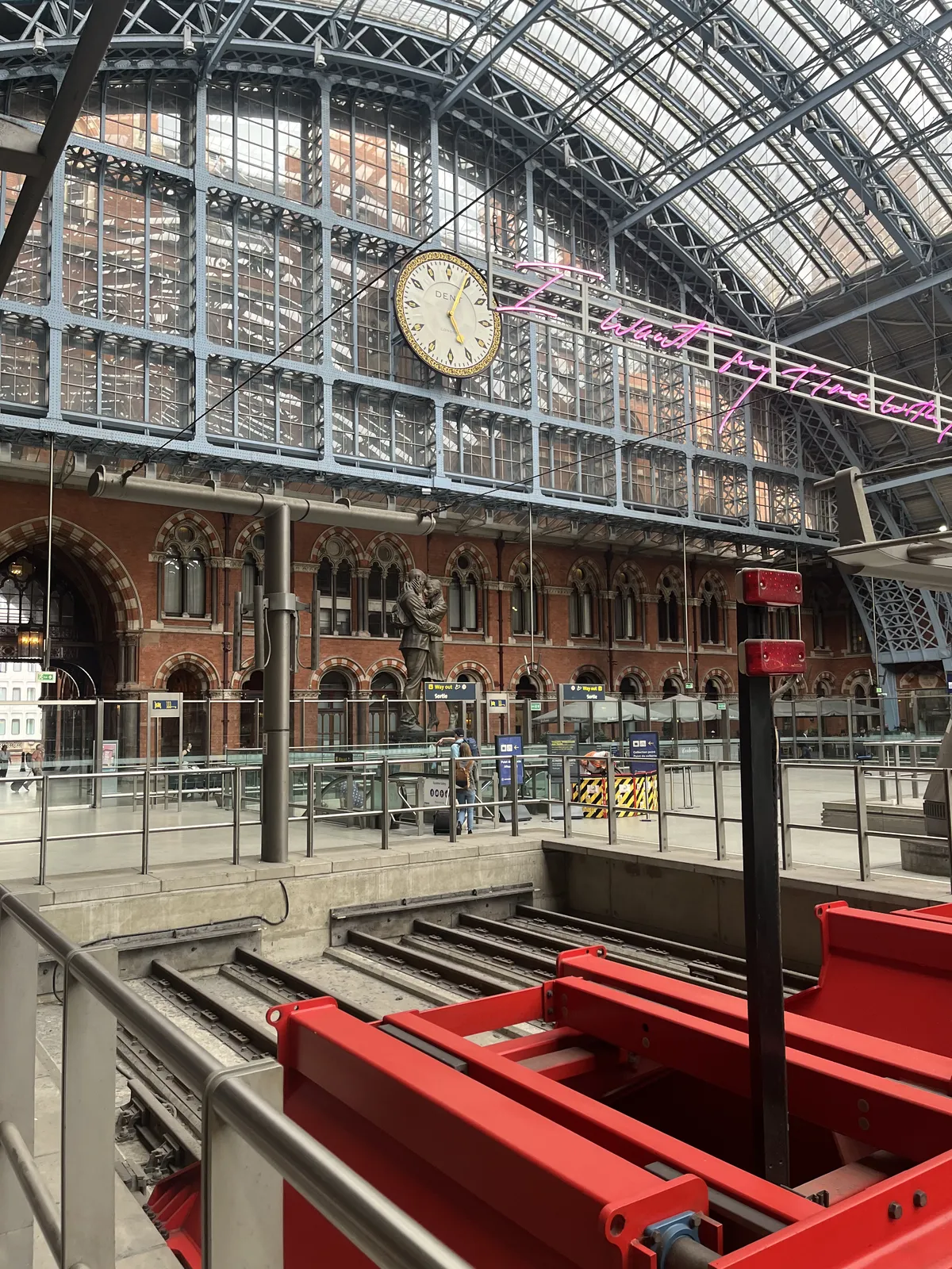 A real terminus train station, the buffers at the end of the line are enormous. On the huge facade there’s a huge clock which points at 4 minutes past five.