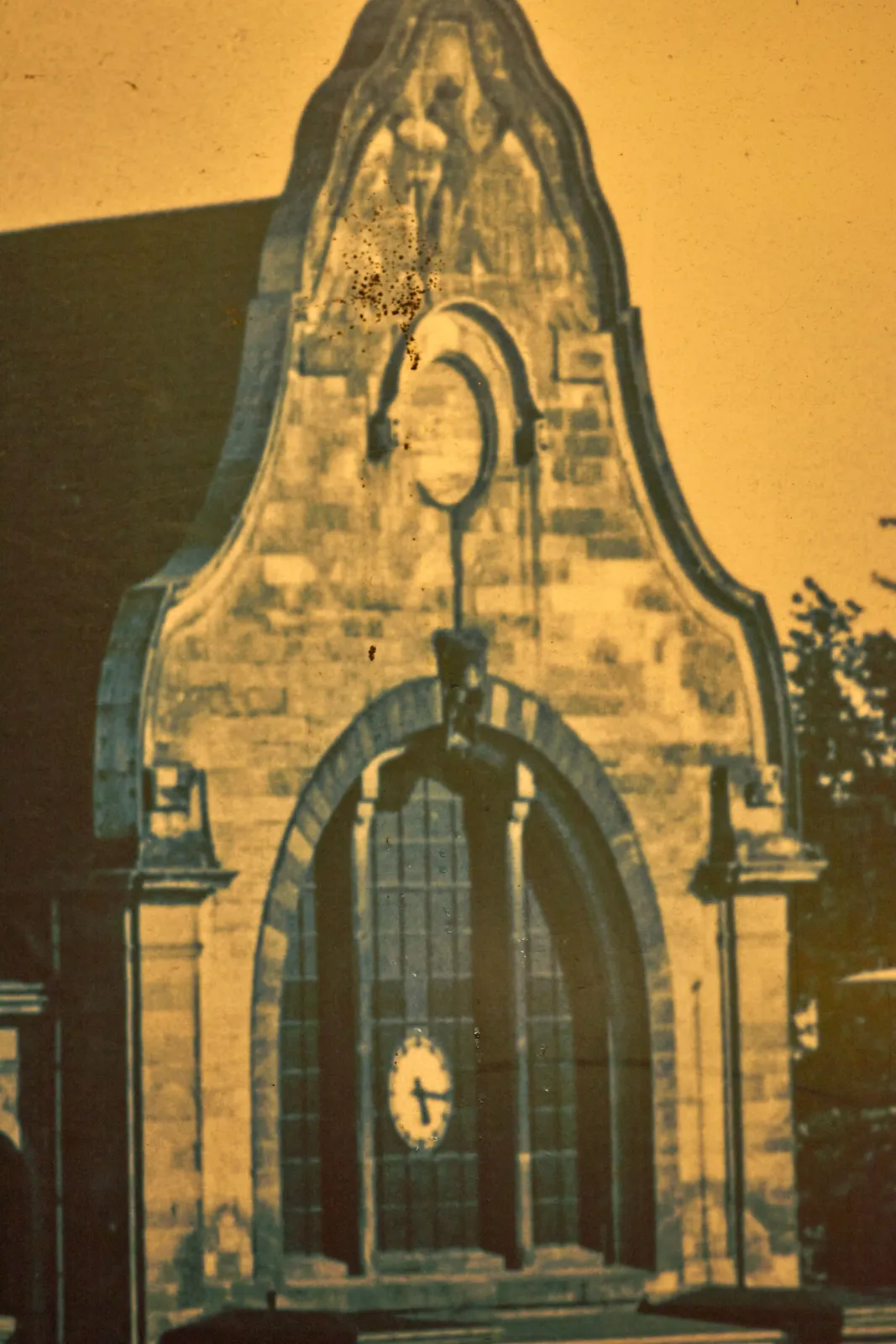 A picture from an old picture of the Mönchengladback train station. The clock on the facade points at 16 past 5.