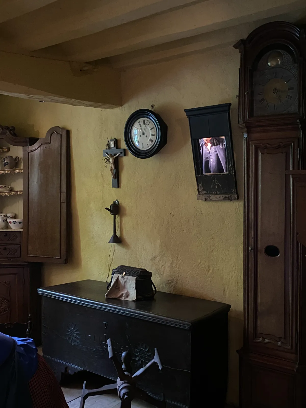 In an old house with all kinds of very old things there are two clocks. One of them points at 2 past 11, which it isn’t. The other points at 17 past five, which is correct.