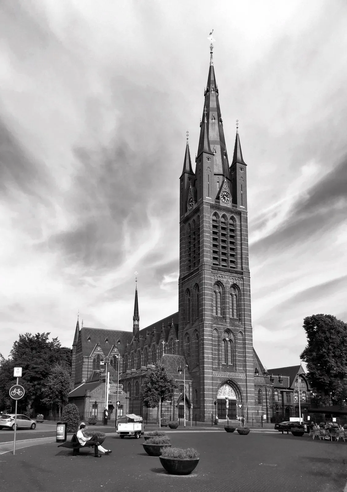There’s an enormous church tower on this black and white image. If you look closely you can see a clock on it that points at 19 past 5.