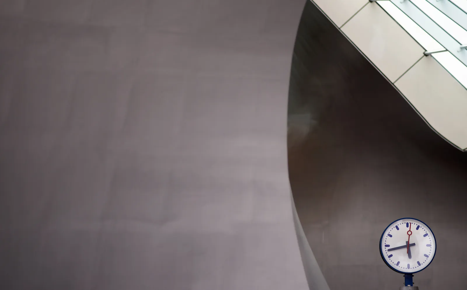 The curves of the Arnhem train station form an abstract composition. There’s a non-abstract clock in the composition. On it is is 43 past five.