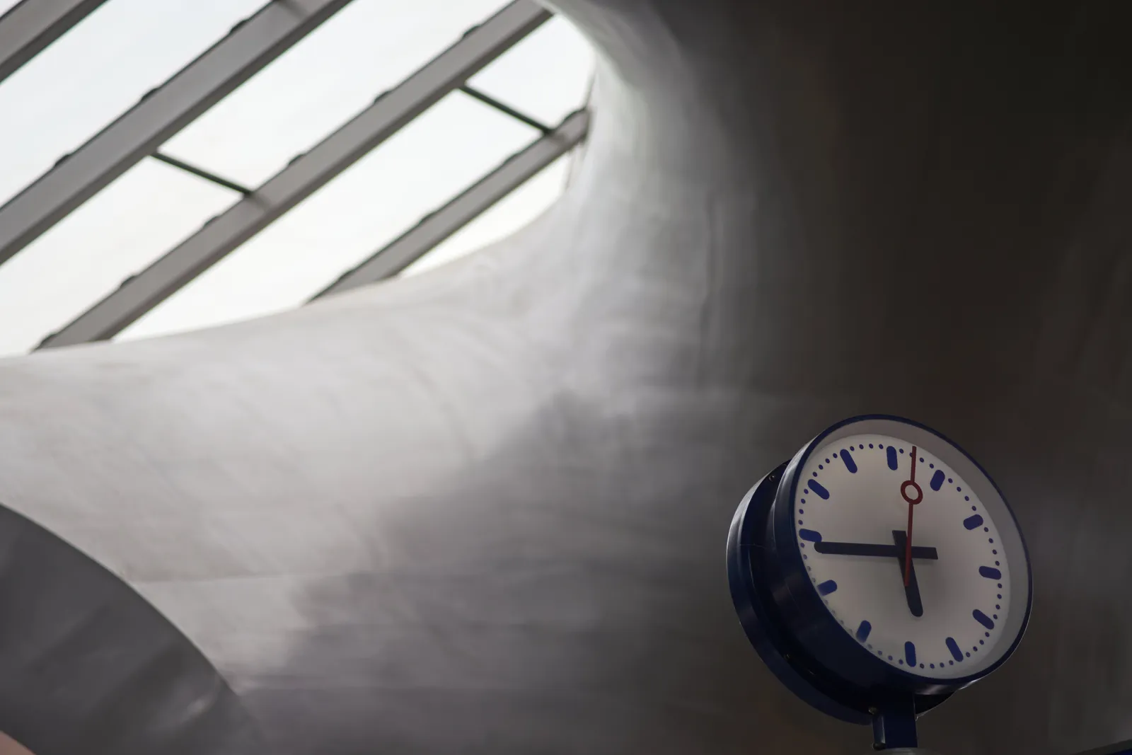 The curves of the Arnhem train station form an abstract composition. There’s a non-abstract clock in the composition. On it is is 44 past five.
