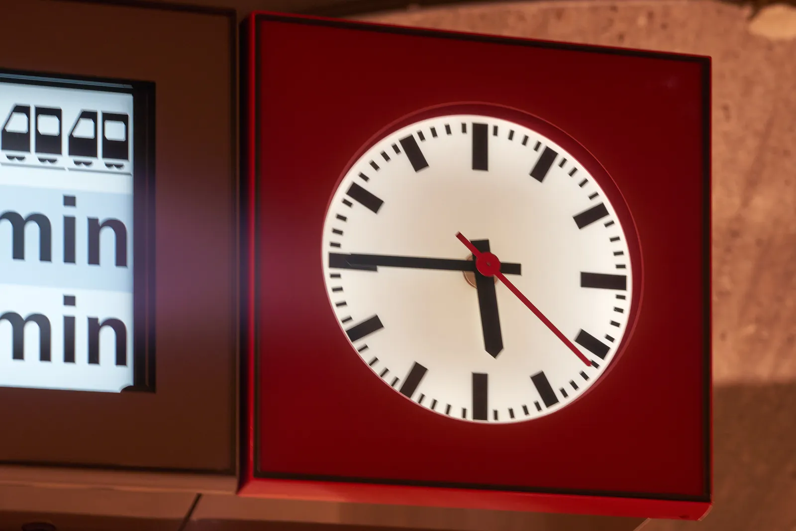 On this clock in the Amsterdam metro it is a quarter to six.