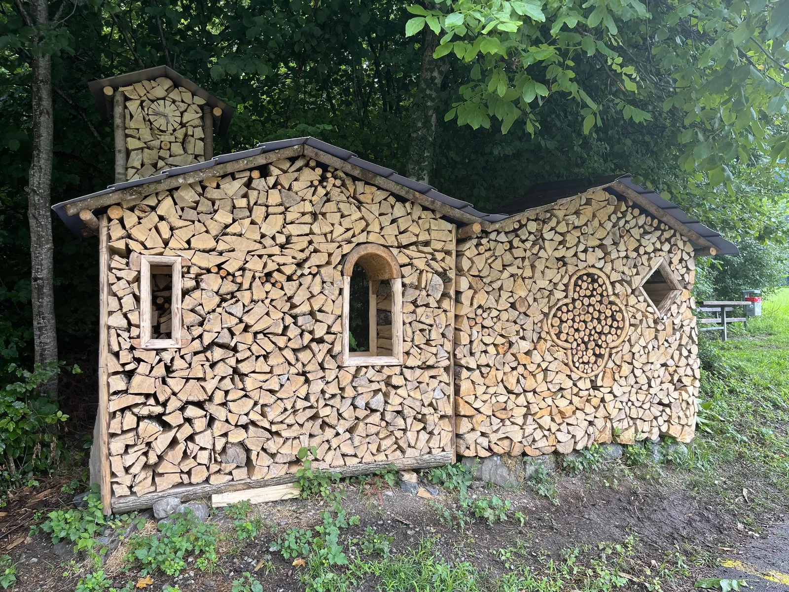 This looks like two little shacks standing next to each other in the woods. But if you look with a bit of attention you’ll see that these are in fact stacks of fire wood, stacked in a wonderfully creative way. If you look with even more attention you will see that one of these shacks has a little tower on tip with a clock on it which points at approximately 12 minutes to six.