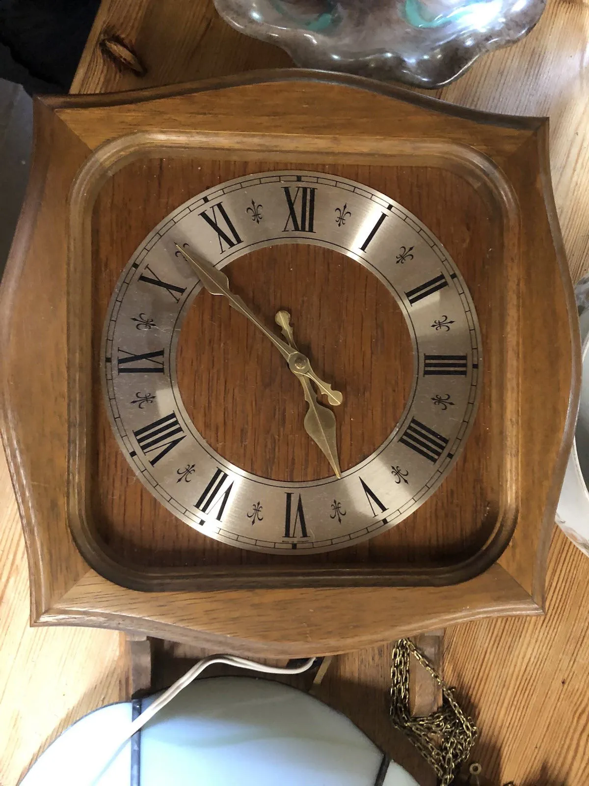 A wooden clock. It seems to point at 8 minutes to 6. The hour hand should be moved a bit though, it is a bit confusing now.
