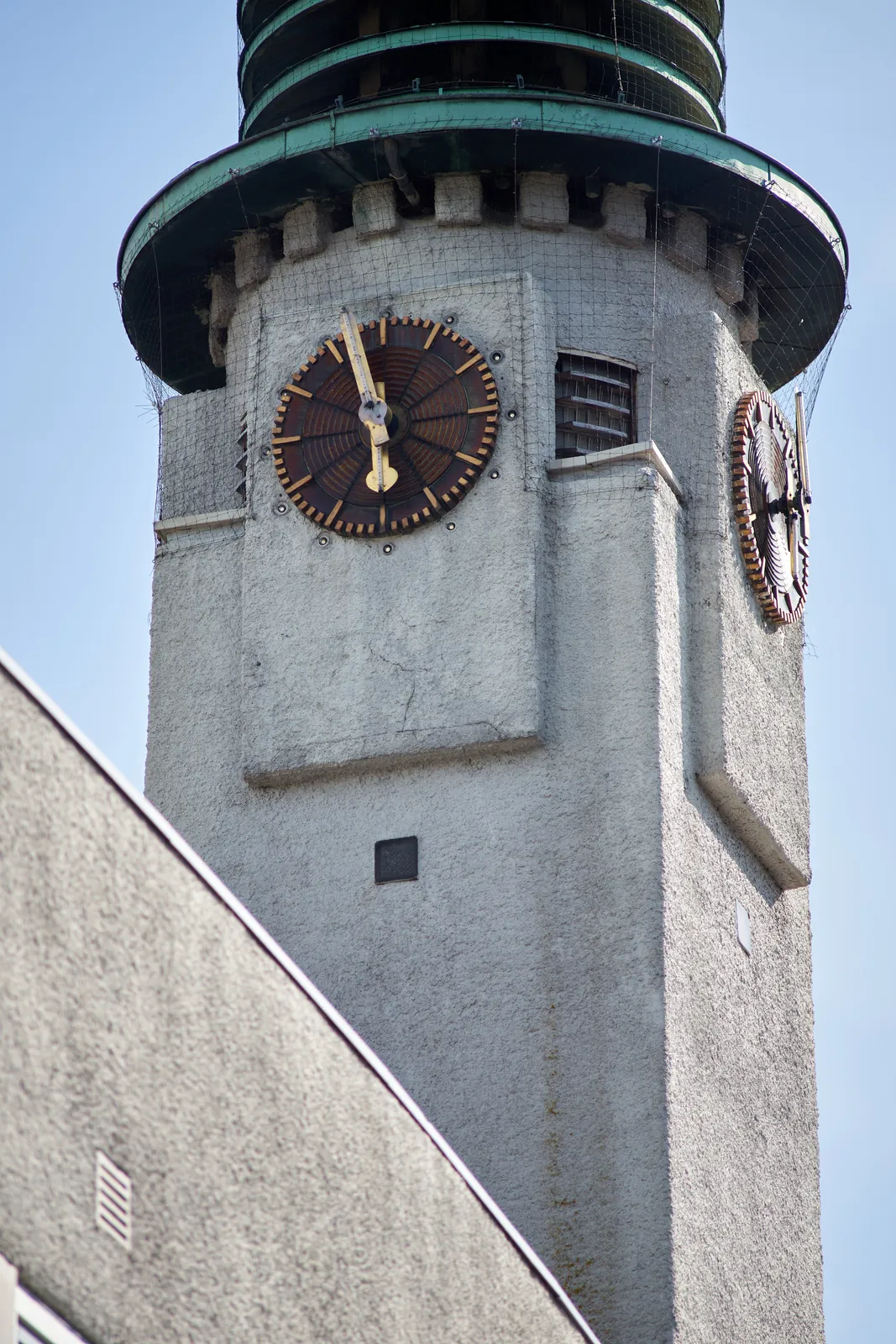 On an building in Betondorp in Amsterdam there’s a tower with clocks. The one that’s clearly visible points at 3 minutes to six. 