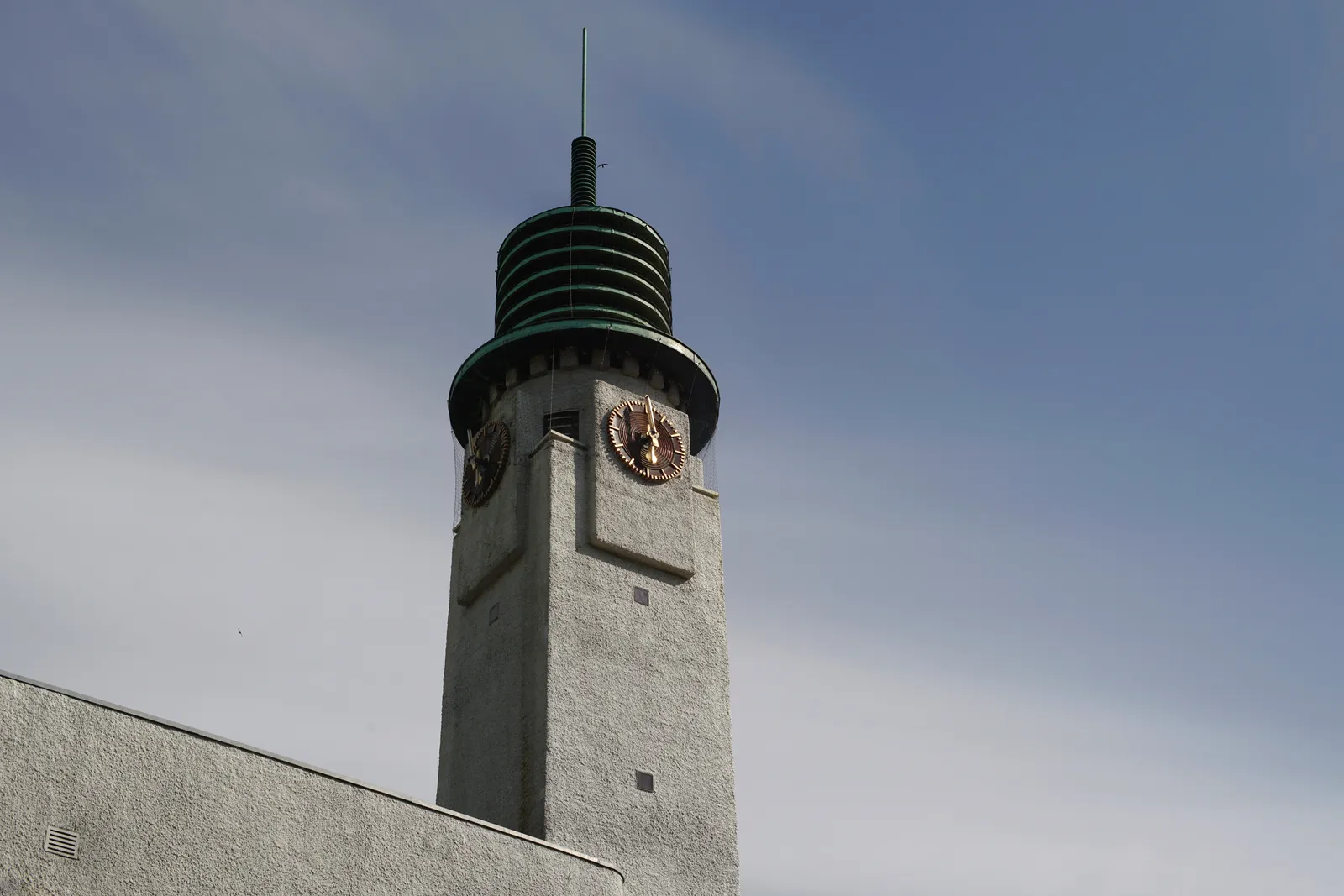 On an building in Betondorp in Amsterdam there’s a tower with clocks. The one that’s clearly visible points at 2 minutes to six. 