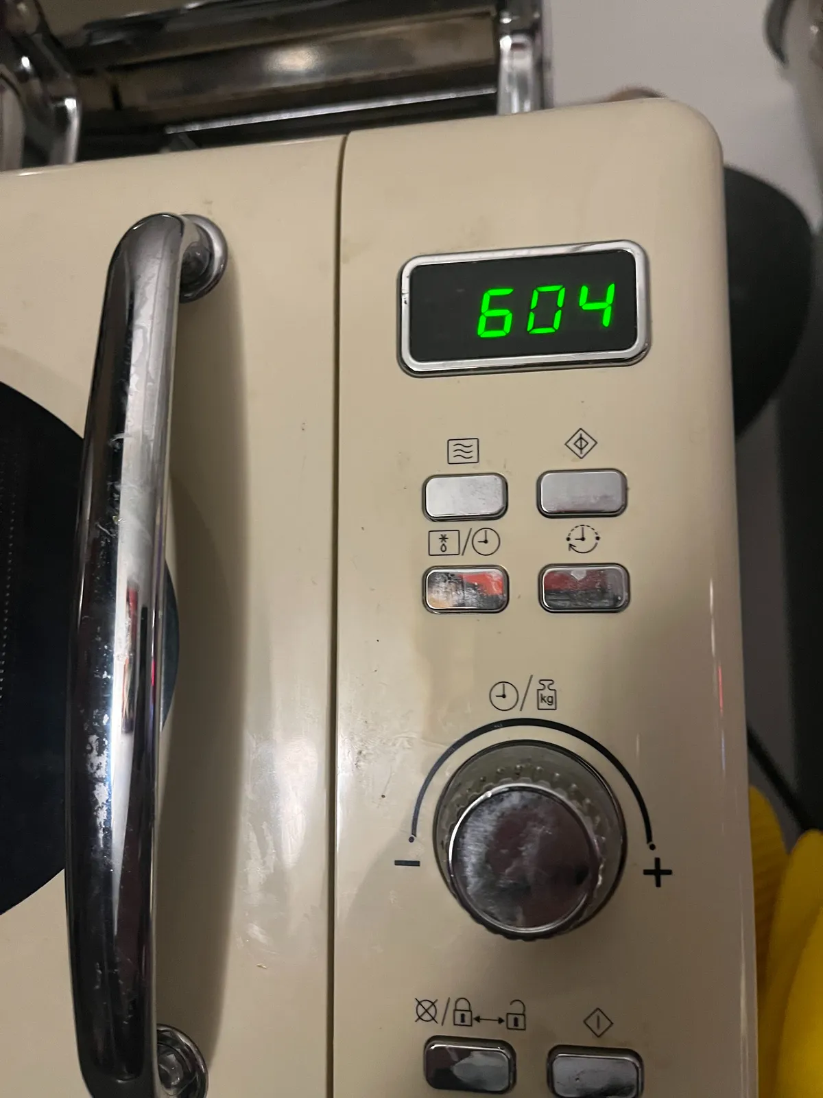 On an old microwave there’s a digital clock that points at 4 past 6.