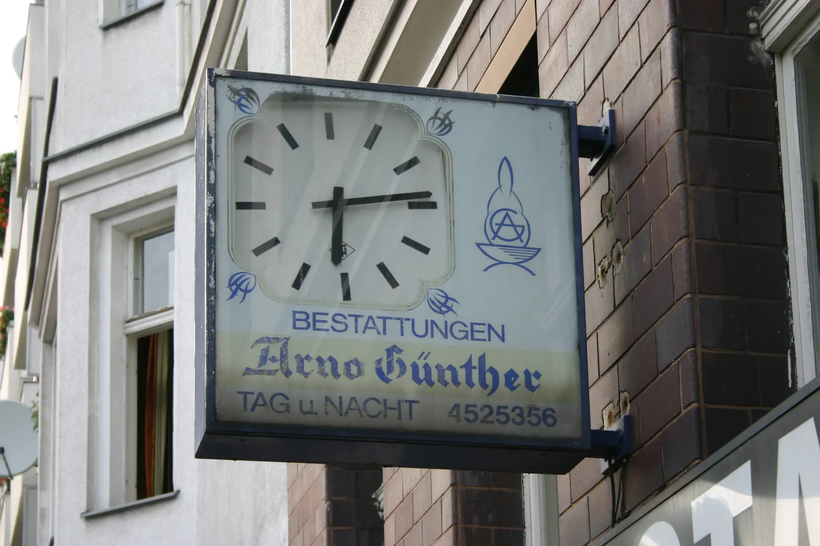 A clock points at fourteen past six. It also says: Bestattungen Arno Günther Tag u. Nacht 4525356.