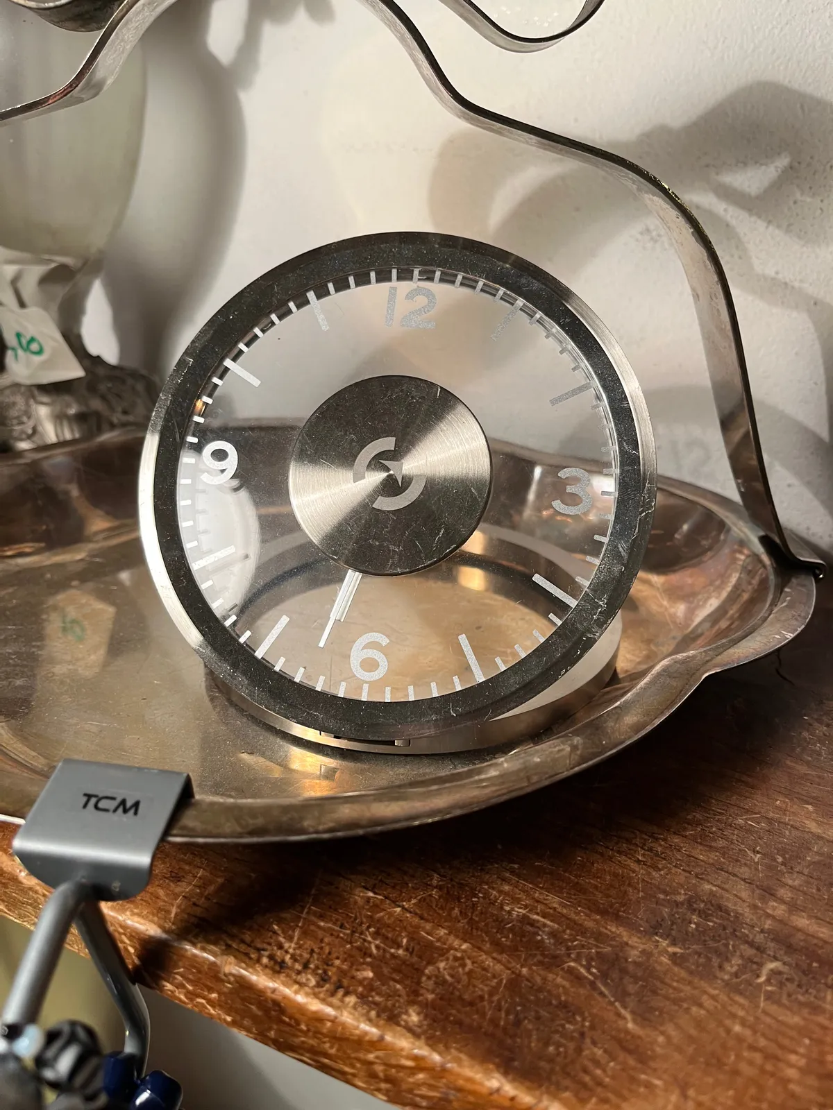 It’s hard to tell what time it is on this clock. It could be that the two hands are on top of each other. In that case it is 32 past 6, which it is right now. It could also be that the arrow in the center is the short hand. In that case it points at 32 minutes past 2, which right now is not the case.
