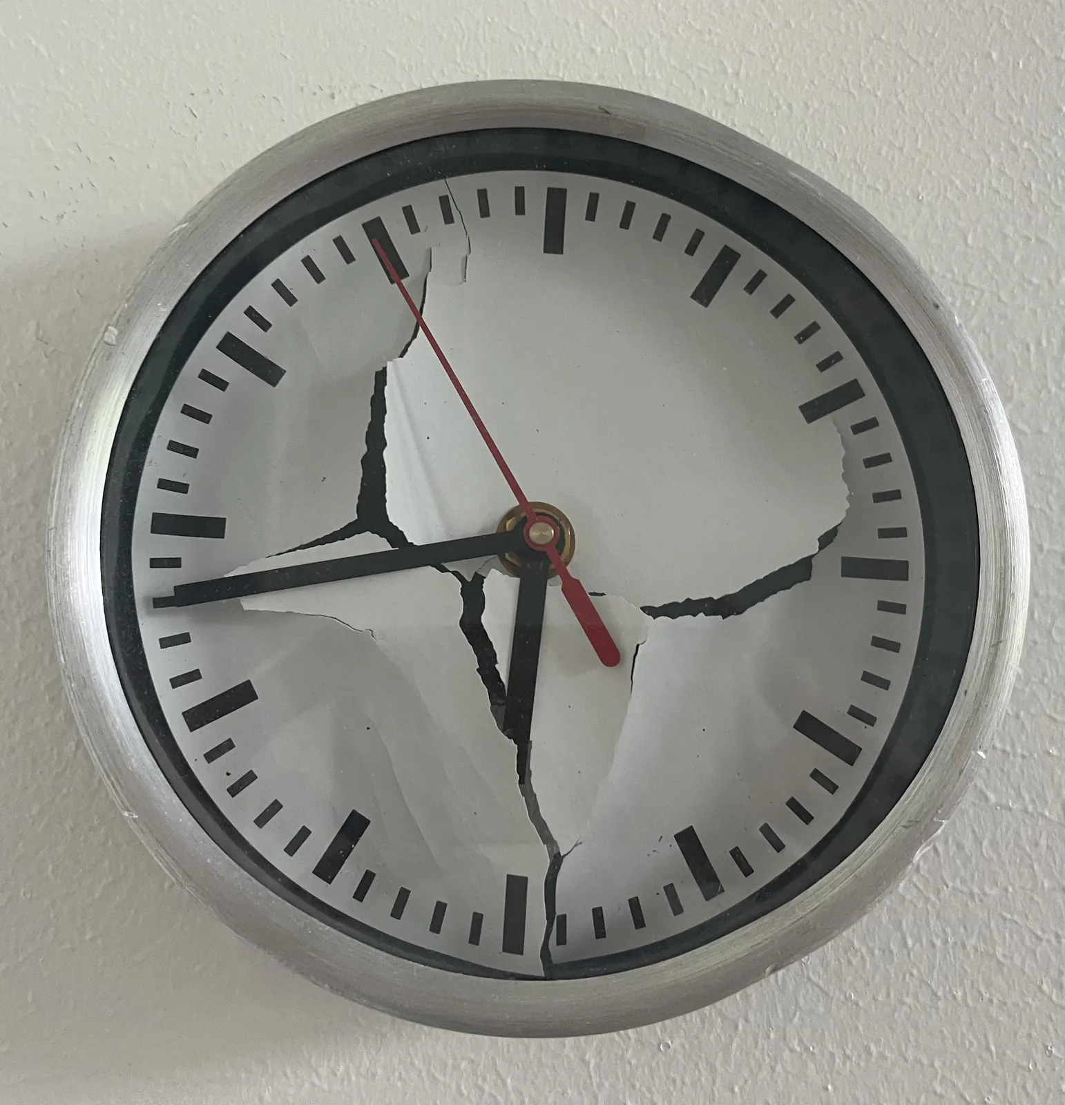 The paper of the face of this clock is completely torn. Yet still it’s easy to see that it points at 17 minutes to 7.