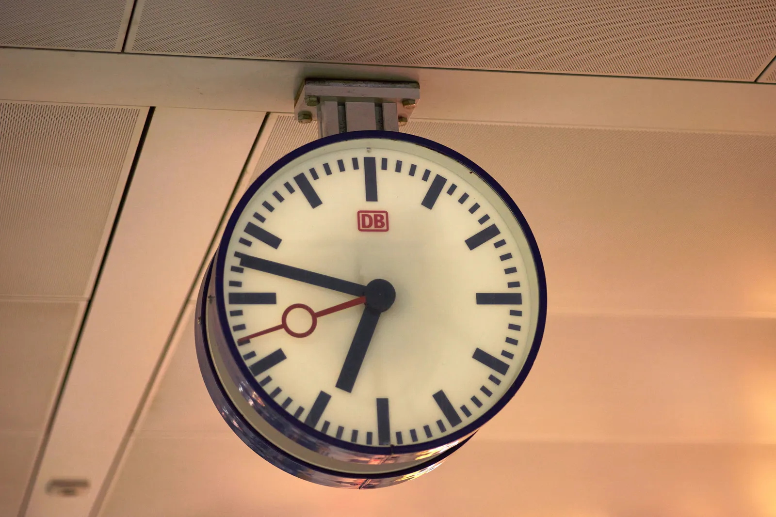 A Deutsche Bahn clock points at 13 to seven.