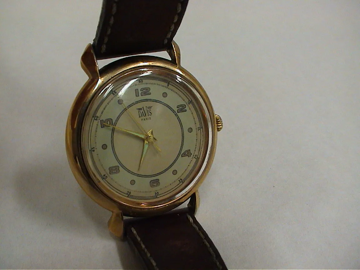 This watch points at ten to seven.