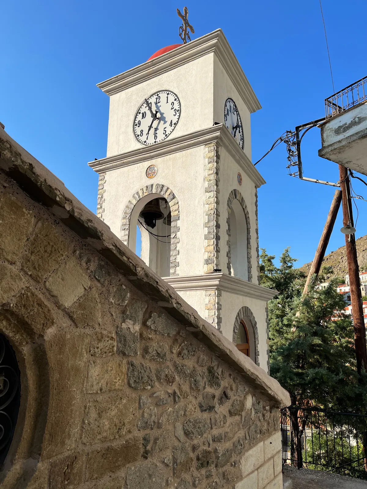 The tower of the larger church in Samothraki town. On this tower there’s a clock which points at 5 to 7.