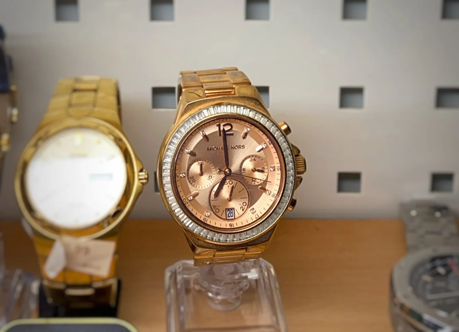 A shiny blingbling watch. It points at one minute to 7.