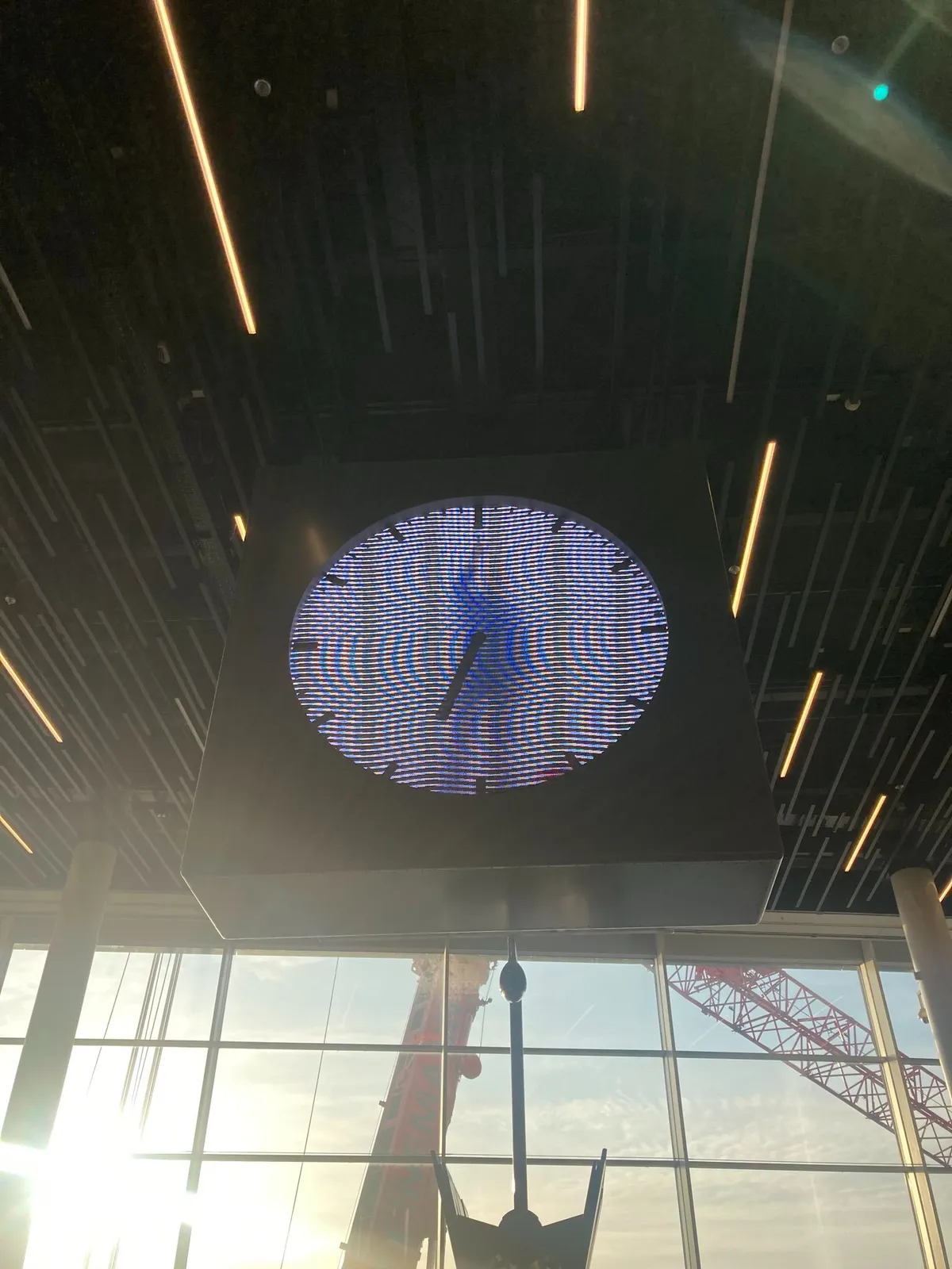 It seems like this clock has just one hand, until you realise that there’s a person standing behind the clock, pointing at a minute indicator. And now it’s clear that it is 7 o’clock.