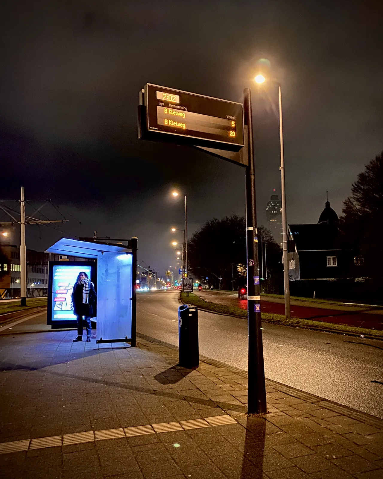 Early in the morning, it’s still dark, waiting for bus 8 to Kleiweg. It is 2 minutes past 7.