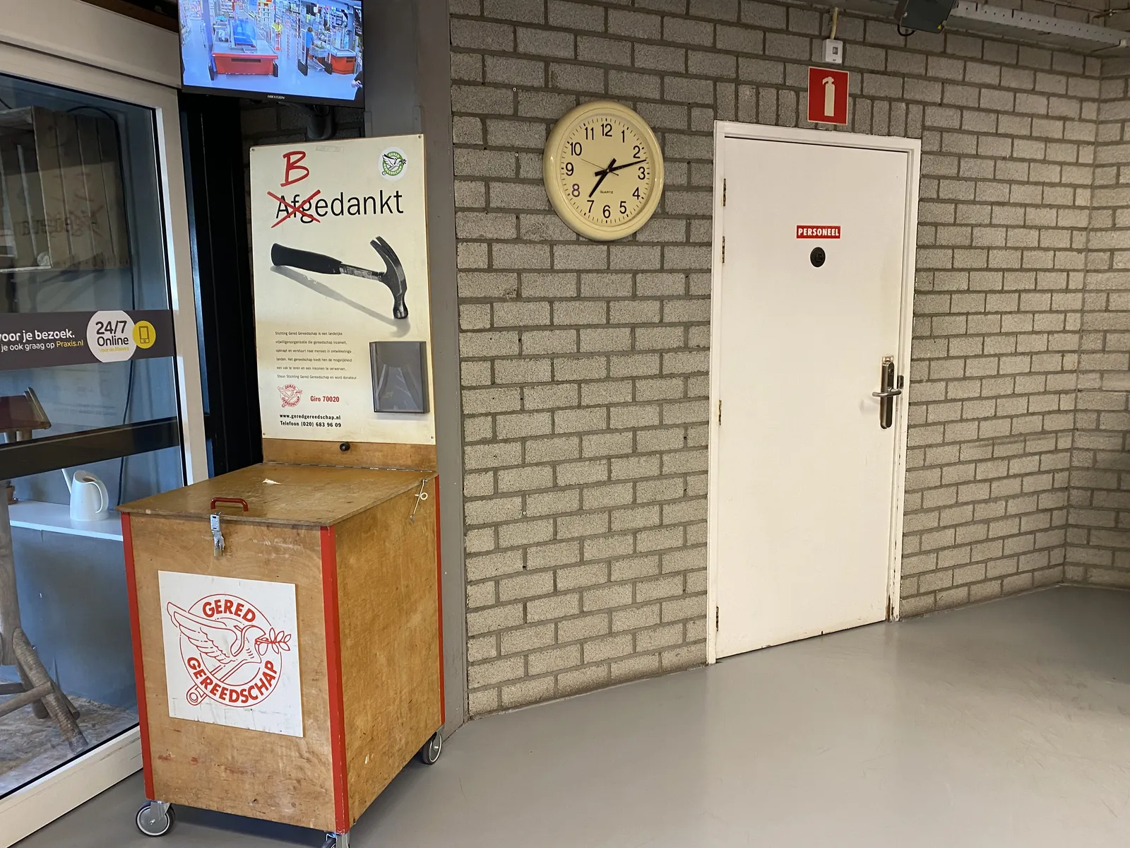 Next to a box where you can leave your old tools for recycling there’s a clock. It points at 12 minutes past 7.