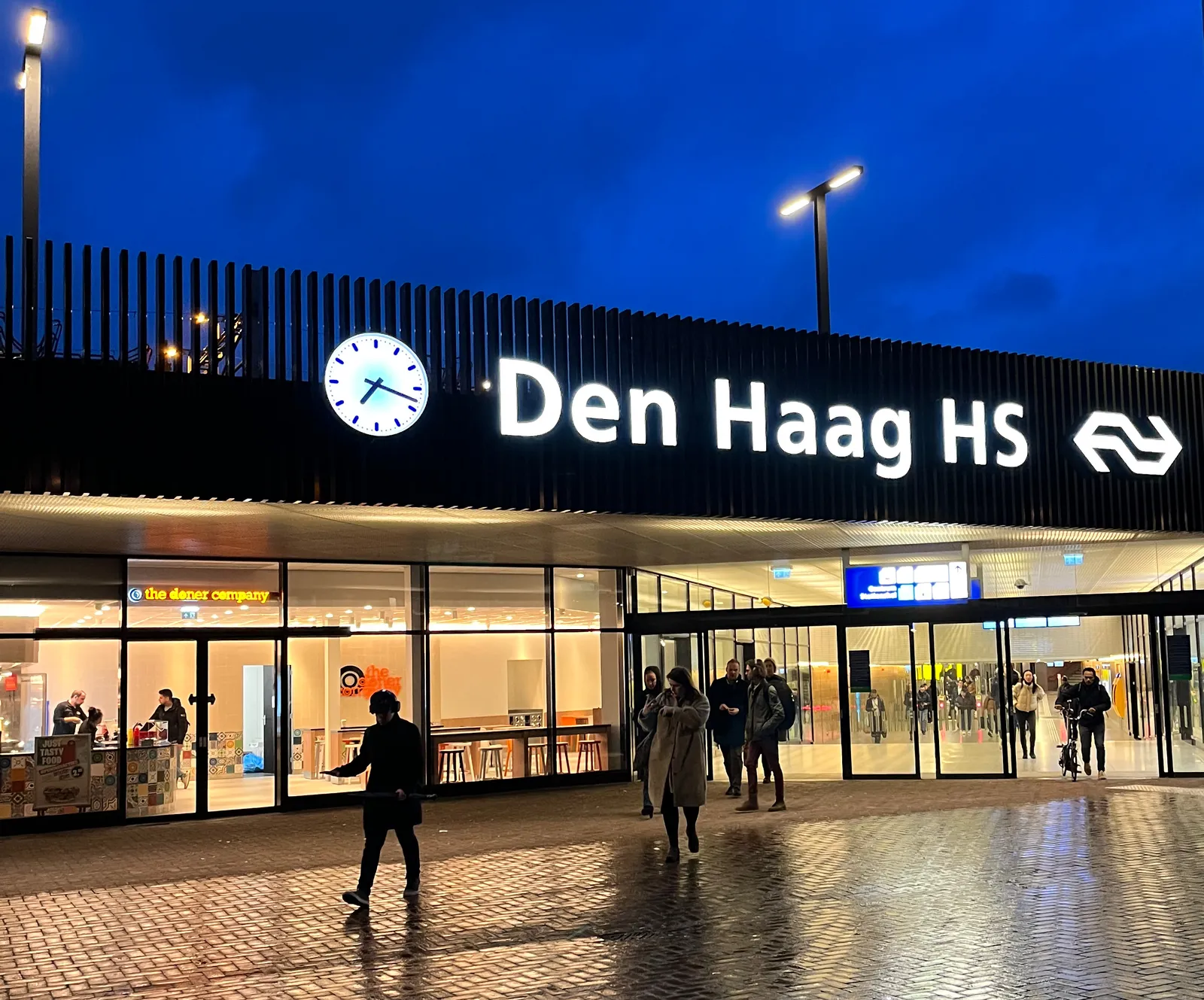 Above the entrance to the Den Haag Hollands Spoor train station there’s a clock. It points at 18 past seven, I just missed the train.