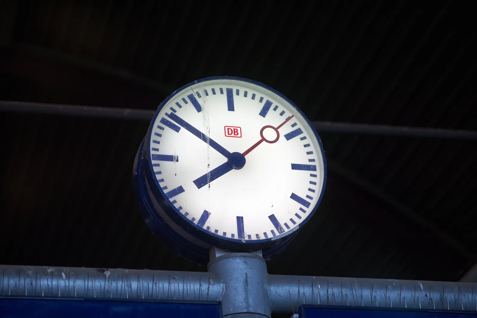 A Deutsche Bahn clock points at 9 to 8.