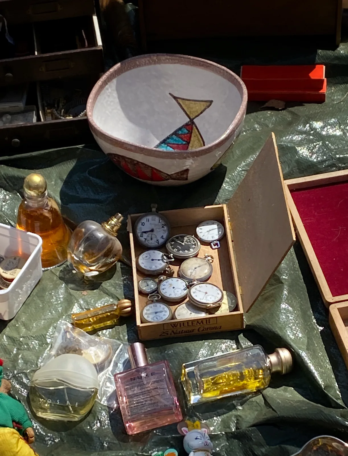 Quite some old watches in a wooden box on a flea market. On most of them it’s impossible to see what time it is. But on some of them the time is clearly visible. But only one of them points at the correct time, which is 7 minutes to 8.