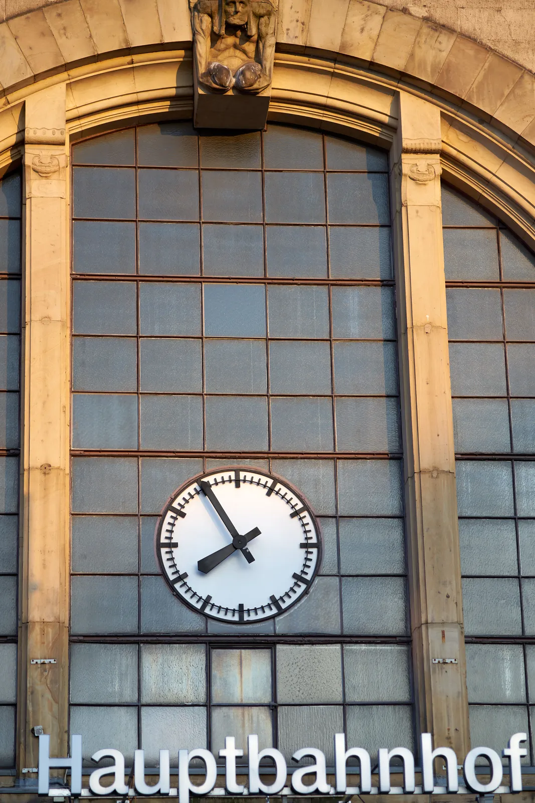 The clock on the Mönchengladbach Hauptbahnhof facade points at 5 minutes to 8.