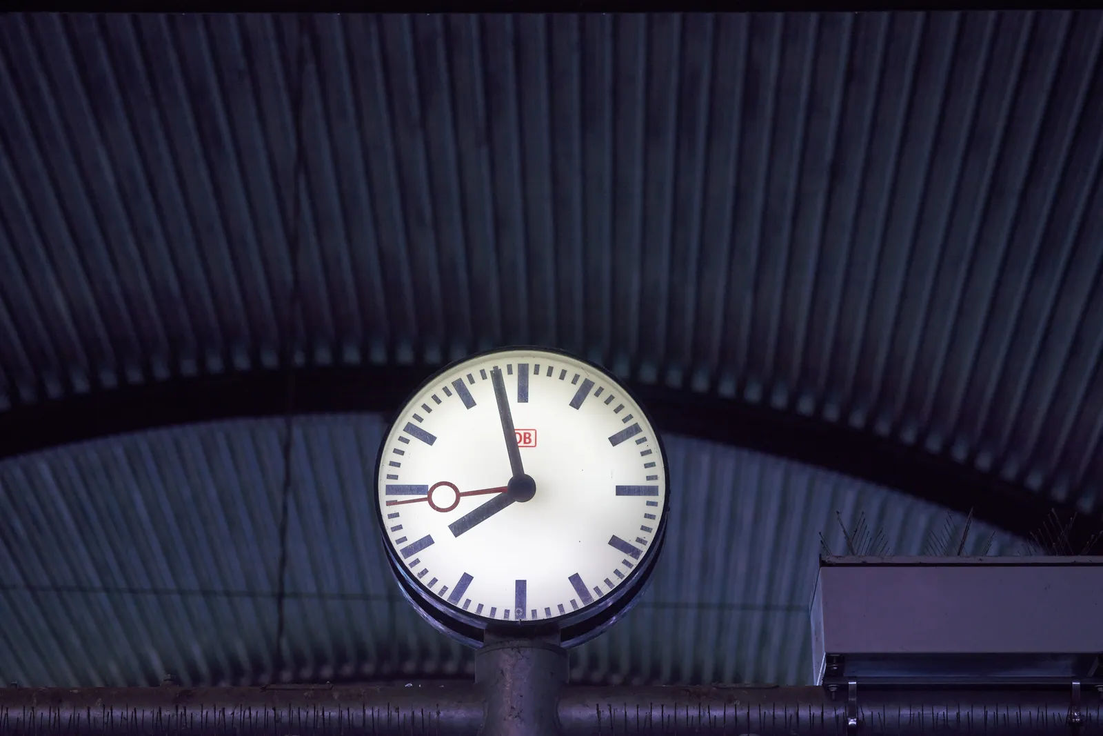 A Deutsche Bahn clock points at 3 minutes to eight.
