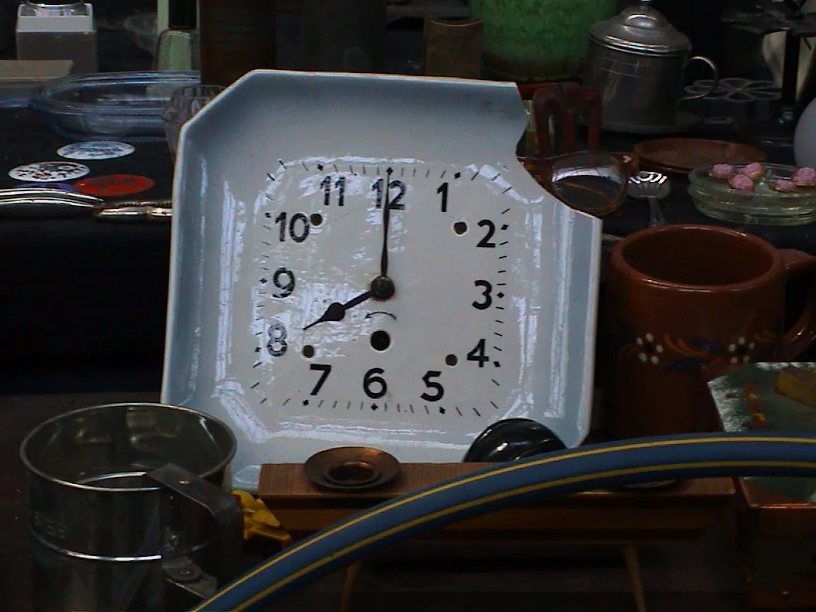 This clock’s been made from a plate. It points exactly at eight.